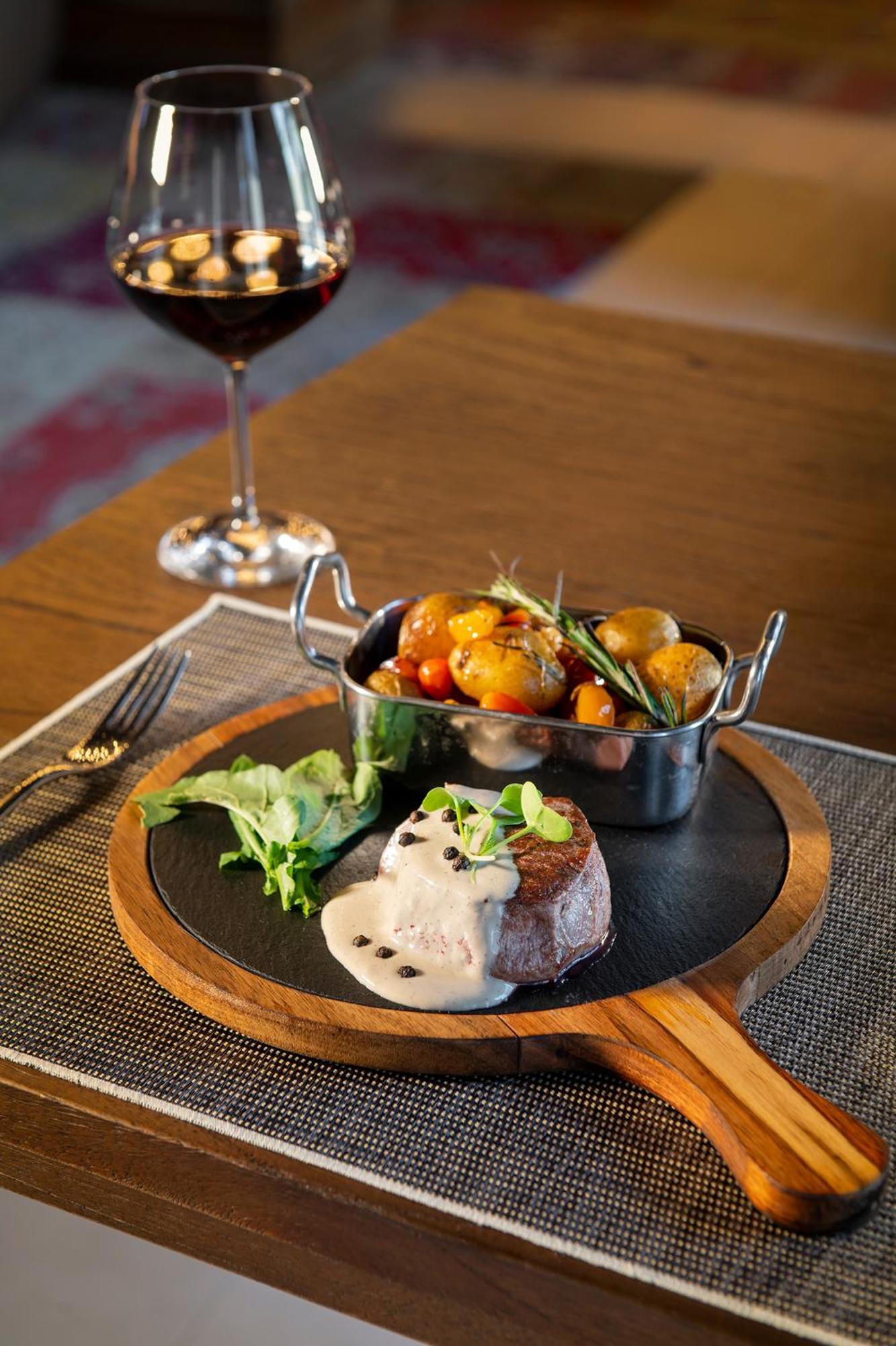 Lopesan Costa Bavaro Resort, Spa & Casino Punta Cana Exterior foto A steak and vegetables
